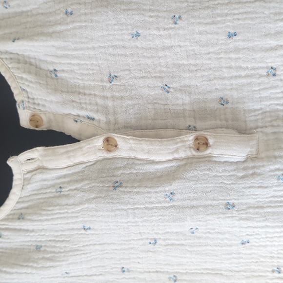 a.n.a 100% cotton off white with blue flowers. XL top. - Picture 4 of 9